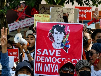 Des manifestants prodémocratie brandissent le portrait de leur leader Aung San Suu Kyi à Rangoun, le 12 février 2021 - Sai Aung Main [AFP]