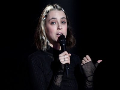 La chanteuse Claire Pommet dénommée Pomme sur scène, après avoir reçu son prix aux Victoires de la musique à Boulogne-Billancourt, le 12 février 2021 - Bertrand GUAY [AFP]