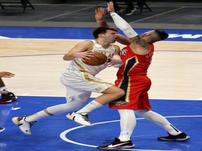 La star slovène des Mavericks Luka Doncic (g.) défie le pivot espagnol des Pelicans Willy Hernangomez (d.) lors de la victoire 143-130 de Dallas contre la Nouvelle-Orléans, à Dallas (Texas), le 12 février 2021. - RONALD MARTINEZ [GETTY IMAGES NORTH AMERICA/AFP]
