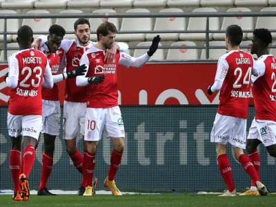 L'attaquant kosovar de Reims, Arber Zenali (c), félicité par ses coéquipiers après son but lors du match de Ligue 1 à domicile face à Lens, le 13 février 2021 - FRANCOIS NASCIMBENI [AFP]