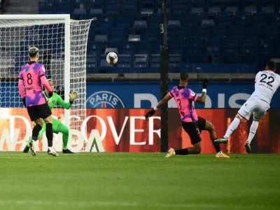 Le milieu portugais de Nice, Rony Lopes (d), égalise lors du match de Ligue 1 sur le terrain du Paris-SG, le 13 février 2021 - FRANCK FIFE [AFP]
