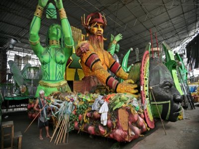 Des éléments de chars du carnaval de 2020 dans un entrepôt de l'école de samba Imperio di Tijaca, le 13 février 2021 à Rio de Janeiro - CARL DE SOUZA [AFP]