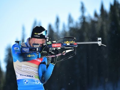 Le Français Emilien Jacquelin, sur le pas de tir lors de la poursuite aux Championnats du monde de biathlon, le 14 février 2021 à Pokljuka (Slovénie) - Jure Makovec [AFP]