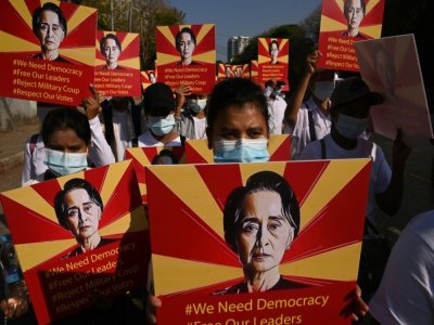 Des étudiants manifestent le 14 février 2021 à Rangoun, en Birmanie, pour demander la libération d'Aung San Suu Kyi, qui n'a pas été vue en public depuis son arrestation le 1er février - Sai Aung Main [AFP]