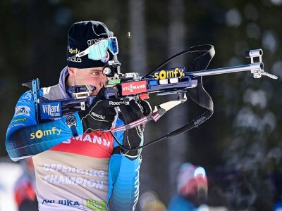 Le Français Emilien Jacquelin, sur le pas de tir lors de la poursuite aux Championnats du monde de biathlon, le 14 février 2021 à Pokljuka (Slovénie) - Jure MAKOVEC [AFP]