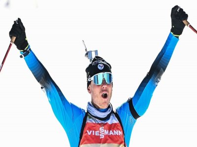 Le Français Emilien Jacquelin, vainqueur de la poursuite aux Championnats du monde de biathlon, le 14 février 2021 à Pokljuka (Slovénie) - JOE KLAMAR [AFP]
