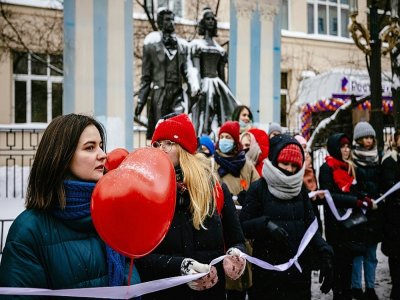 Des femmes russes manifestent en soutien à l'épouse de l'opposant emprisonné Alexeï Navalny à l'occasion de la Saint-Valentin, le 14 février 2021 à Saint-Pétersbourg - Dimitar DILKOFF [AFP]