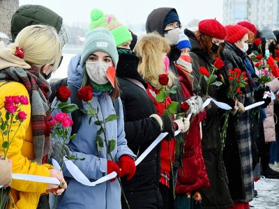 Des femmes russes manifestent en soutien à l'épouse de l'opposant emprisonné Alexeï Navalny à l'occasion de la Saint-Valentin, le 14 février 2021 à Saint-Pétersbourg - Olga MALTSEVA [AFP]
