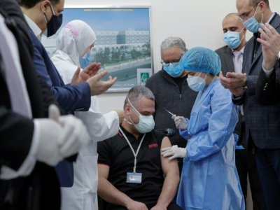 Un médecin dans un hôpital de Beyrouth reçoit le vaccin anti-Covid, le 14 février 2021 - ANWAR AMRO [AFP]
