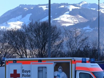 Un soignant attend dans une unité mobile de tests anti-Covid près du poste-frontière de Kiefersfelden en Allemagne,le 14 février 2021 - Christof STACHE [AFP]