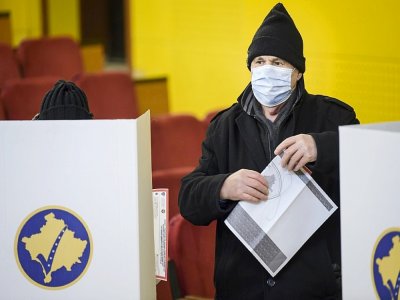 Un Albanais du Kosovo vote aux élections législatives, le 14 février 2021 à Pristina - Armend NIMANI [AFP]