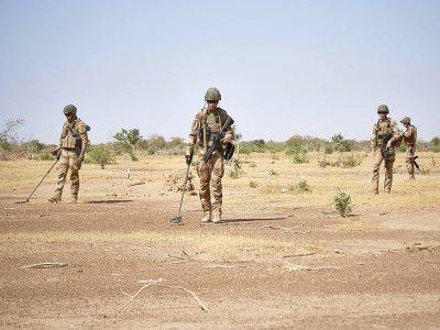 Des soldats français de l'opération Barkhane recherchent la présence d'engins explosifs artisanaux dans le Nord du Burkina Faso, le 12 novembre, 2019 - MICHELE CATTANI [AFP]