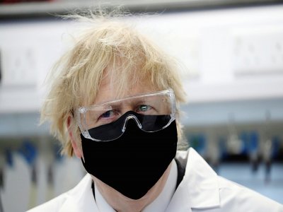 Le Premier ministre britannique Boris Johnson le 13 février 2021 lors de la visite d'un laboratoire pharmaceutique dans le nord-est de l'Angleterre - Scott Heppell [POOL/AFP]
