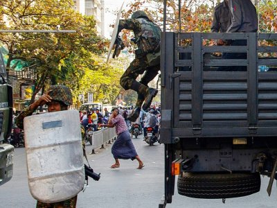 Des heurts entre manifestants et forces de l'ordre ont éclaté à Mandalay le 15 février 2021 - STR [AFP]