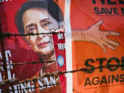 Des portraits d'Aung San Suu Kyi sont brandis par les manifestants, devant l'ambassade des Etats-Unis à Rangoun, le 15 février 2021 - Ye Aung Thu [AFP]