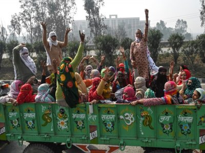Des villageois dans la remorque d'un tracteur partent soutenir les agriculteurs qui manifestent depuis près de trois mois aux portes de New Delhi, le 9 février 2021 à Makrauli, dans le nord de l'Inde - Money SHARMA [AFP]