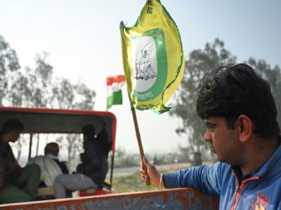 Des villageois dans la remorque d'un tracteur partent soutenir les agriculteurs qui manifestent depuis près de trois mois aux portes de New Delhi, le 9 février 2021 à Makrauli, dans le nord de l'Inde - Money SHARMA [AFP]