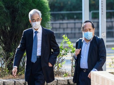 L'avocat Martin Lee (g) et Albert Ho (d), vétérans du mouvement prodémocratie, arrivent au tribunal de West Kowloon, le 16 février 2021 à Hong Kong - Anthony WALLACE [AFP]