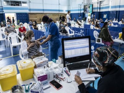 Des personnes se font vacciner contre le Covid-19 dans un centre de vaccination, le 15 février 2021 à Santiago du Chili - Martin BERNETTI [AFP]