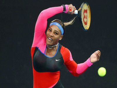 L'Américaine Serena Williams retourne un coup droit face à la Roumaine Simona Halep, lors de leur quart de finale à l'Open d'Australie, le 16 février 2021 à Melbourne - David Gray [AFP]