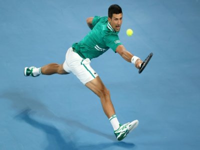 Le Serbe Novak Djokovic tente de retourner un revers face à l'Allemand Alexander Zverev, en quart de finale de l'Open d'Australie, le 16 février 2021 à Melbourne - David Gray [AFP]