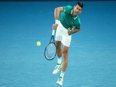 Le Serbe Novak Djokovic sert face à l'Allemand Alexander Zverev, lors de leur quart de finale de l'Open d'Australie, le 16 février 2021 à Melbourne - David Gray [AFP]