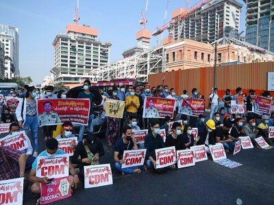 Des manifestants anti-coup d'Etat bloquent une rue à Rangoun, le 17 février 2021 - YE AUNG THU [AFP]