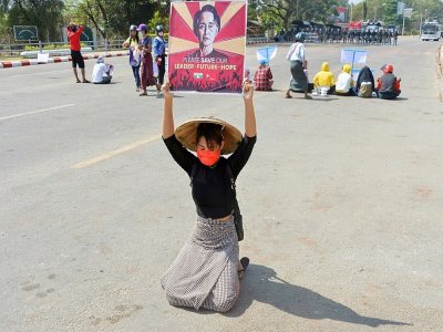 Manifestation pour la libération d'Aung San Suu Kyi à Rangoun, le 16 février 2021 - STR [AFP]