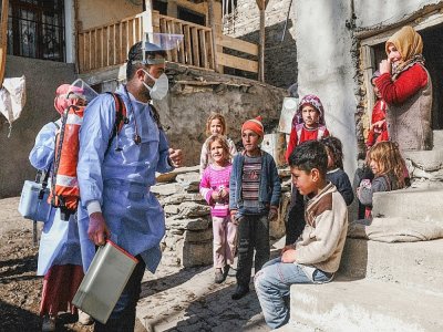 Une équipe de vaccination à la rencontre de la population dans le village de montagne de de Guneyyamac (Turquie) le 15 février 2021 - BULENT KILIC [AFP]
