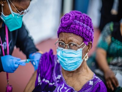Une femme se fait administrer un vaccin anti-covid le 16 février 2021 à Los Angeles (Etats-Unis) - Apu GOMES [AFP]