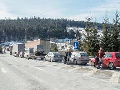 Des véhicules bloqués à la frontière allemande à Strazny, en République tchèque, le 15 février 2021 - Michal Cizek [AFP]