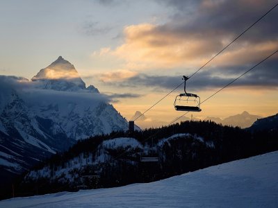 Un télésiège à l'arrêt à la station de ski de Cortina d'Ampezzo, le 13 février 2021 dans les Alpes italiennes - Fabrice COFFRINI [AFP/Archives]