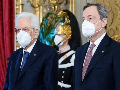 Le nouveau Premier ministre italien Mario Draghi (d) et le président Sergio Mattarella, le 13 février 2021 au Palais de la Quirinale, à Rome - Handout [Quirinale Press Office/AFP]
