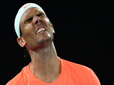 L'Espagnol Rafael Nadal, après avoir perdu un point face au Grec Stefanos Tsitsipas, lors de leur quart de finale de l'Open d'Australie, le 17 février 2021 à Melbourne - William WEST [AFP]
