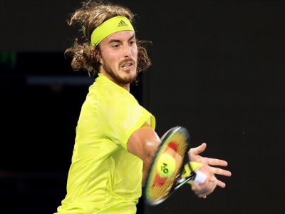 Le Grec Stefanos Tsitsipas retourne un coup droit face à l'Espagnol Rafael Nadal, lors de leur quart de finale de l'Open d'Australie, le 17 février 2021 à Melbourne - David Gray [AFP]