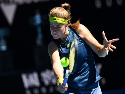 La Tchèque Karolina Muchova, à la volée, lors de son quart de finale de l'Open d'Australie contre l'Australienne Ashleigh Barty, le 17 février 2021 à Melbourne - William WEST [AFP]