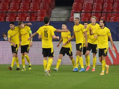 La joie des Allemands de Dortmund après un but de Erling Haaland (2e en partant de la droite) sur le terrain du FC Séville en 8e de finale aller de Ligue des champions, le 17 février 2021 - CRISTINA QUICLER [AFP]