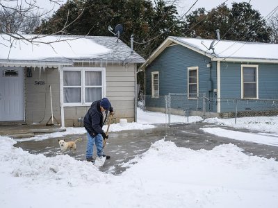 Un habitant de Waco (Texas) déblaye la neige devant chez lui - Matthew Busch [AFP]