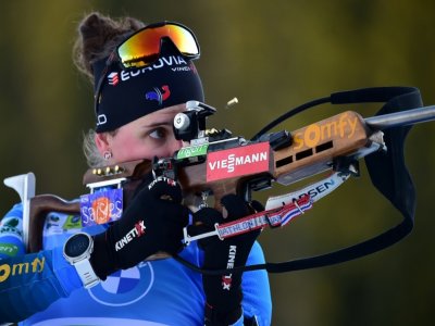 La Française Julia Simon sur le pas de tir lors de l'épreuve du relais mixte simple aux Championnats du monde de biathlon, le 18 février 2021 à Pokljuka (Slovénie) - Jure Makovec [AFP]