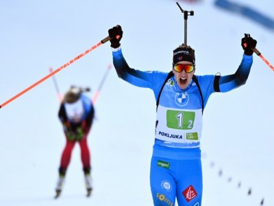La Française Julia Simon laisse éclater sa joie après avoir remporté l'épreuve du relais mixte simple (avec Antonin Guigonnat) aux Championnats du monde de biathlon, le 18 février 2021 à Pokljuka (Slovénie) - Joe Klamar [AFP]