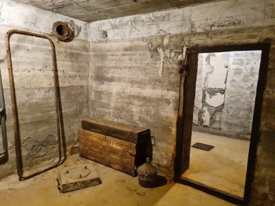 Une des pièces au sous-sol du bunker, qui débouche sur l'infirmerie.