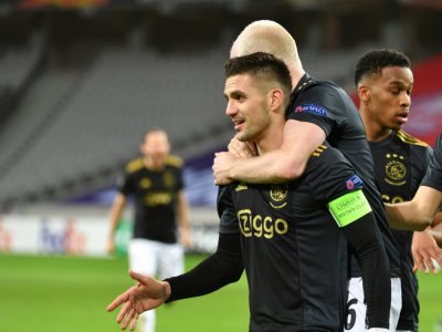 La joie de l'attaquant de l'Ajax Amsterdam, le Serbe Dusan Tadic, après avoir égalisé (1-1) contre Lille,  lors de leur 16e de finale aller de la Ligue Europa, le 18 février 2021 à Villeneuve-d'Ascq - DENIS CHARLET [AFP]