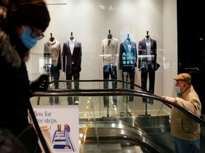 Une variété de tenues pour hommes plus ou moins décontractées dans la vitrine d'un magasin d'un centre commercial de Columbus Circle, à New York, le 15 février 2021 - TIMOTHY A. CLARY [AFP]