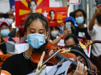 Des musiciens jouent de la musique en signe de protestation contre le coup d'Etat militaire  devant l'ambassade britannique à Rangoun, le 19 février 2021 - Sai Aung Main [AFP]