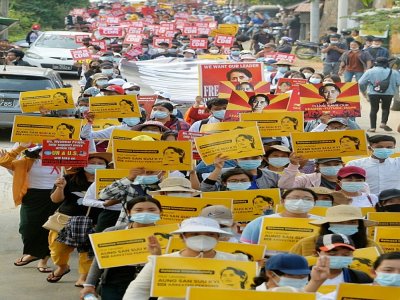Des manifestants demandent la libération de l'ex-dirigeante birmane Aung San Suu Kyi à Naypyidaw le 19 février 2021 - STR [AFP]