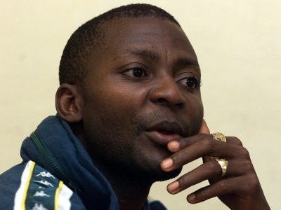 Le chef rebelle Gibril Massaquoi répond aux journalistes depuis sa résidence à Makeni (Sierra Leone), le 26 septembre 2001 - Georges GOBET [AFP/Archives]