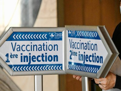 Des panneaux pour guider les patients arrivant pour recevoir le vaccin Covid-19, le 17 février 2021 à Dunkerque - DENIS CHARLET [AFP]