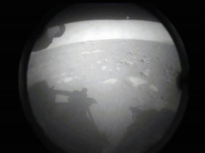 L'une des deux premières photos prises par le rover de la Nasa Perseverance après avoir réussi son atterrissage sur Mars, sur laquelle on voit l'ombre du véhicule projetée au sol, le 18 février 2021 - Handout [NASA/AFP]