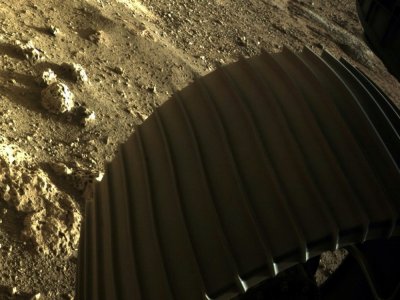 Image diffusée par la Nasa le 19 février 2021 montrant une des roues du rover Perseverance à la surface de Mars après son atterrissage - Handout [NASA/JPL-CALTECH/AFP]