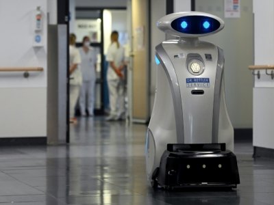Le robot Franzi nettoie l'entrée de la clinique de Munich Neuperlach, dans le sud de l'Allemagne, le 12 février 2021 - Christof STACHE [AFP]